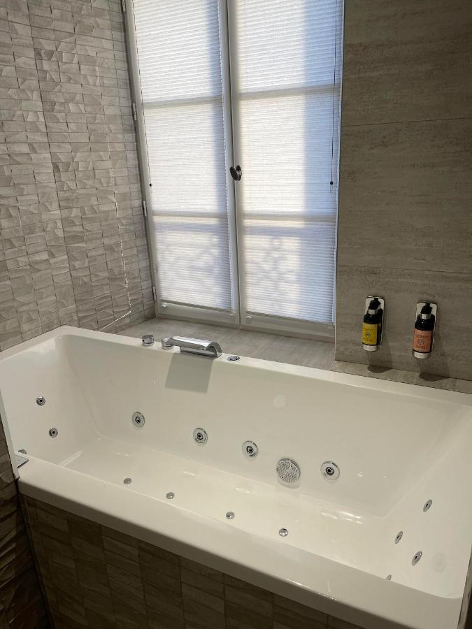 Chateau Des Hauts De Provins Hotel Champcenest Esterno foto